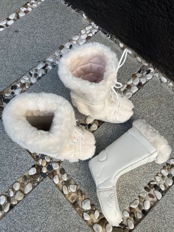 Női középmagasságú hócsizma: vízálló, csúszásmentes, meleg, felső rész szintetikus bőr, gumí talp, belső műszőrmével