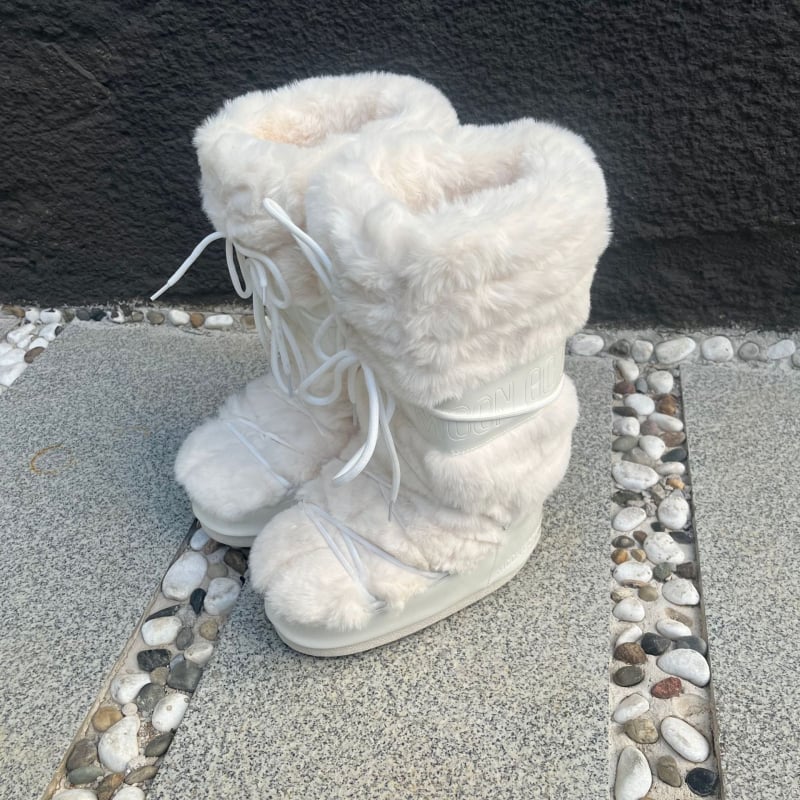 Női középmagasságú hócsizma: vízálló, csúszásmentes, meleg, felső rész szintetikus bőr, gumí talp, belső műszőrmével