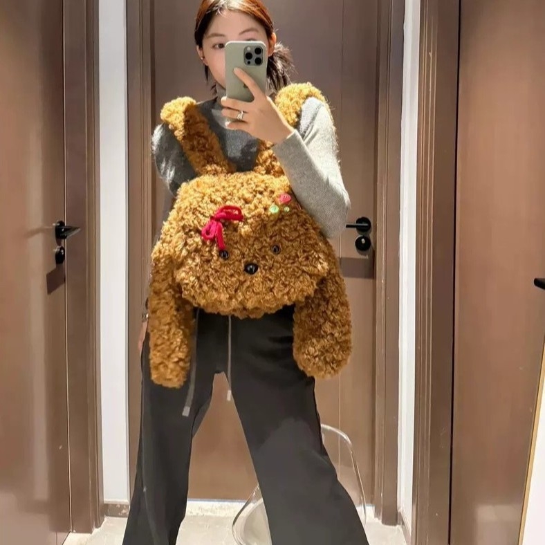 Чанта през рамо Tote с плюшено мече‑популярен мотив, свеж и сладък стил; материал: плюш; есен 2025 издание; цип за отваряне; вътрешен ламиниран джоб