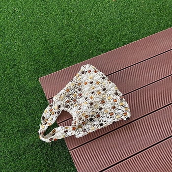 Pamukasta platnena torbica za rame, jastučastog oblika, perforirani dizajn s perlicama, retro inspiracija, otvoreni vrh, džep za mobitel