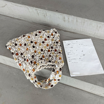 Pamukasta platnena torbica za rame, jastučastog oblika, perforirani dizajn s perlicama, retro inspiracija, otvoreni vrh, džep za mobitel