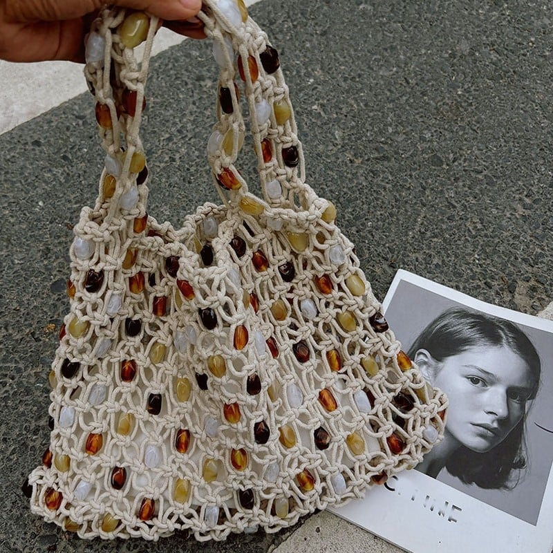 Pamukasta platnena torbica za rame, jastučastog oblika, perforirani dizajn s perlicama, retro inspiracija, otvoreni vrh, džep za mobitel