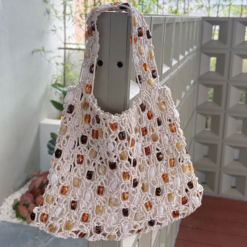 Pamukasta platnena torbica za rame, jastučastog oblika, perforirani dizajn s perlicama, retro inspiracija, otvoreni vrh, džep za mobitel