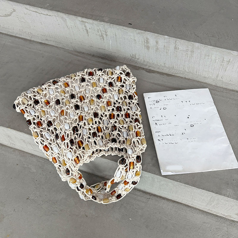 Pamukasta platnena torbica za rame, jastučastog oblika, perforirani dizajn s perlicama, retro inspiracija, otvoreni vrh, džep za mobitel