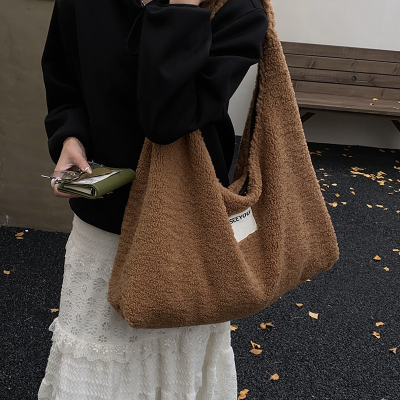 Plush lambswool tote kott, ämberkujuline vorm, klõpsuga suletav, sisemine zip-kott ja dokumentide kott, polüesteri vooder