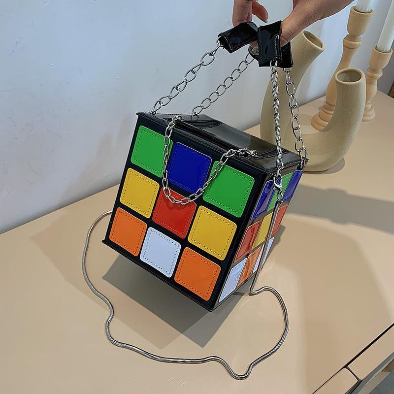 Torba preko tijela s lancem, PU materijal; mala kvadratna torba u kutijastom obliku; zatvarač; gradski stil