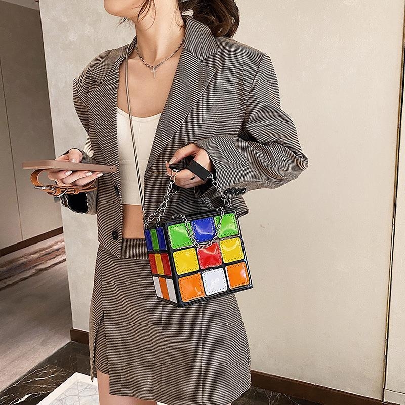 Torba preko tijela s lancem, PU materijal; mala kvadratna torba u kutijastom obliku; zatvarač; gradski stil