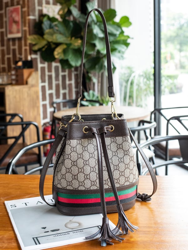 PVC bucket táska zsinóros záródással, belső bélés: szintetikus bőr, belső zsebek telefon és documentumok számára, egy vállpánt