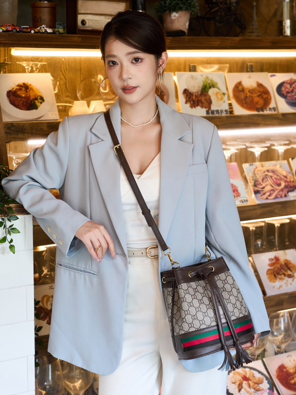 PVC bucket táska zsinóros záródással, belső bélés: szintetikus bőr, belső zsebek telefon és documentumok számára, egy vállpánt