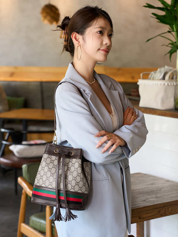 PVC bucket táska zsinóros záródással, belső bélés: szintetikus bőr, belső zsebek telefon és documentumok számára, egy vállpánt