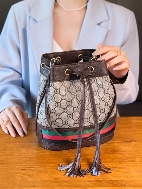 PVC bucket táska zsinóros záródással, belső bélés: szintetikus bőr, belső zsebek telefon és documentumok számára, egy vállpánt