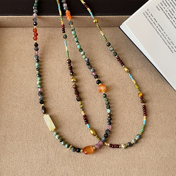 Fém láncon nyaklánc, többszörös rétegű geometrikus medállal, hosszúság 31–40 cm