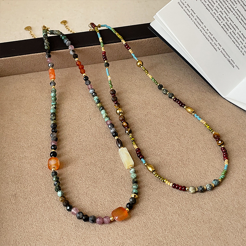 Fém láncon nyaklánc, többszörös rétegű geometrikus medállal, hosszúság 31–40 cm