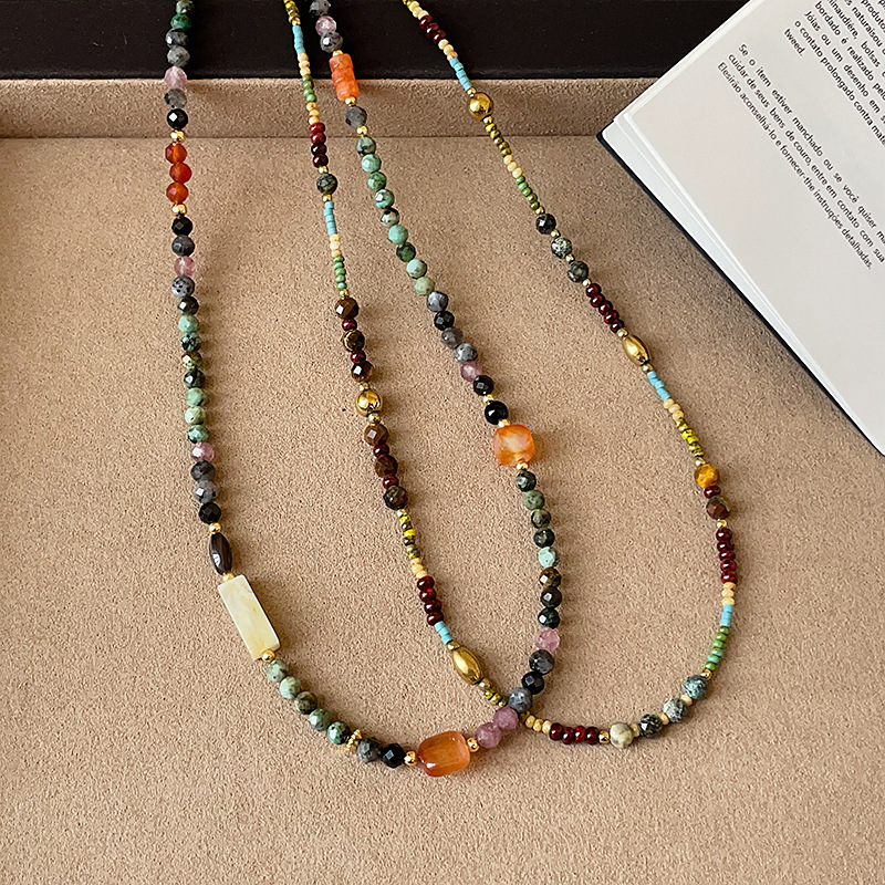 Fém láncon nyaklánc, többszörös rétegű geometrikus medállal, hosszúság 31–40 cm