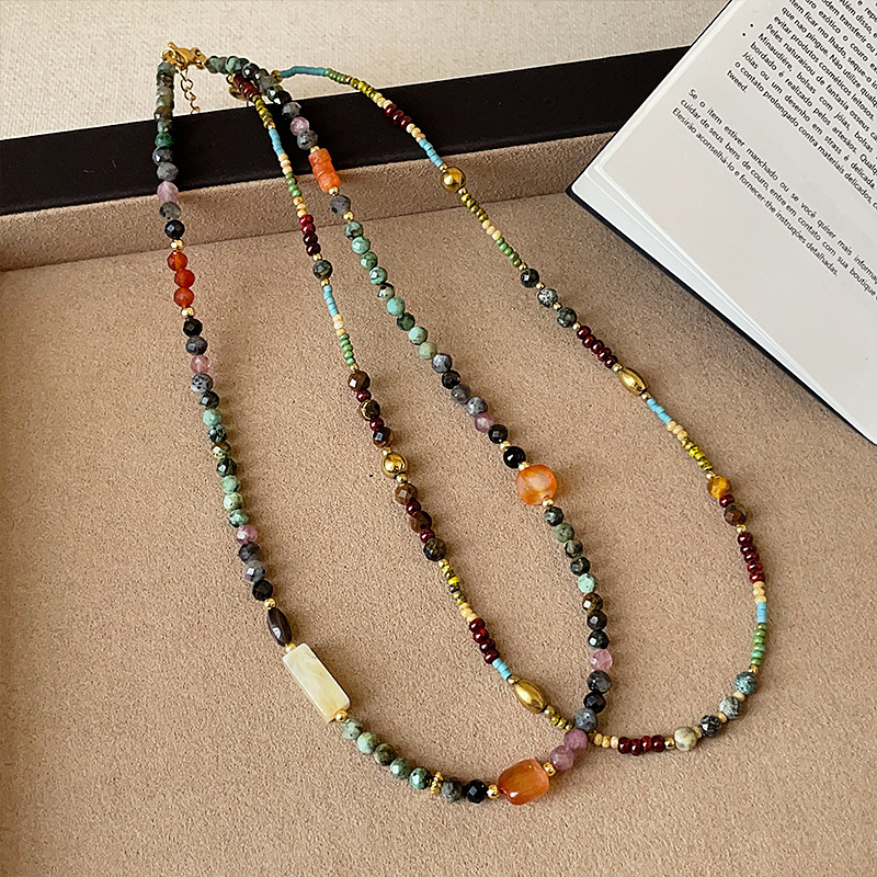 Fém láncon nyaklánc, többszörös rétegű geometrikus medállal, hosszúság 31–40 cm