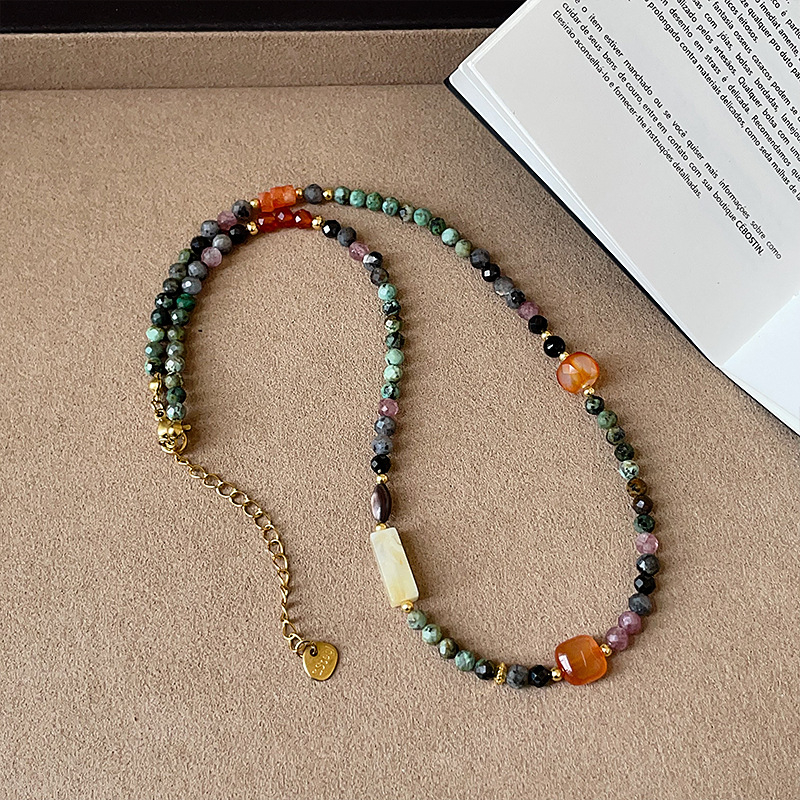 Fém láncon nyaklánc, többszörös rétegű geometrikus medállal, hosszúság 31–40 cm