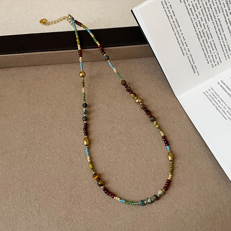 Fém láncon nyaklánc, többszörös rétegű geometrikus medállal, hosszúság 31–40 cm