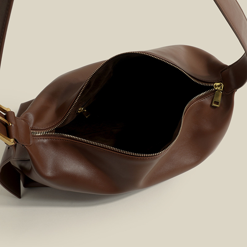 PU bőr crossbody táska, street trend stílus, alkaros kialakítás, horizontális négyzetes forma, cipzáras zárás, poliészter bélés