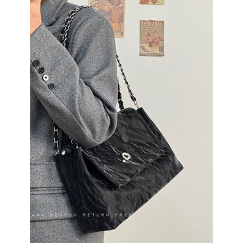 Ženska torba velike kapacitete, lančani remen za rame, torba ispod pazuha, poliester podstava, džep sa zatvaračem