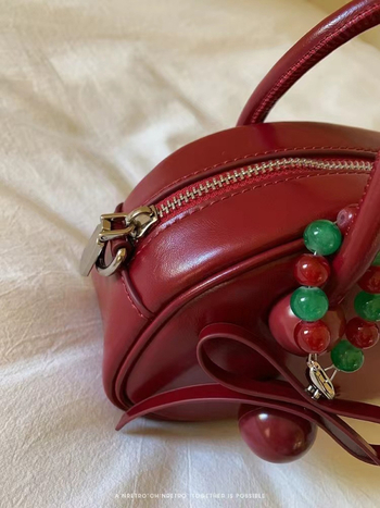 Torba u obliku jastuka, PU materijal, unisex stil, zatvaranje na zip, unutarnja pretinca sa zipom (Materijal: PU; Oblik: jastuk; Stil: unisex; Zatvaranje: zip; Unutarnja pretinca: zip)