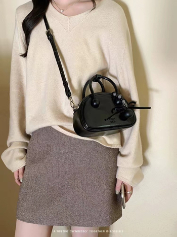 Torba u obliku jastuka, PU materijal, unisex stil, zatvaranje na zip, unutarnja pretinca sa zipom (Materijal: PU; Oblik: jastuk; Stil: unisex; Zatvaranje: zip; Unutarnja pretinca: zip)