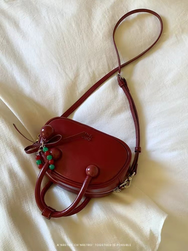 Torba u obliku jastuka, PU materijal, unisex stil, zatvaranje na zip, unutarnja pretinca sa zipom (Materijal: PU; Oblik: jastuk; Stil: unisex; Zatvaranje: zip; Unutarnja pretinca: zip)