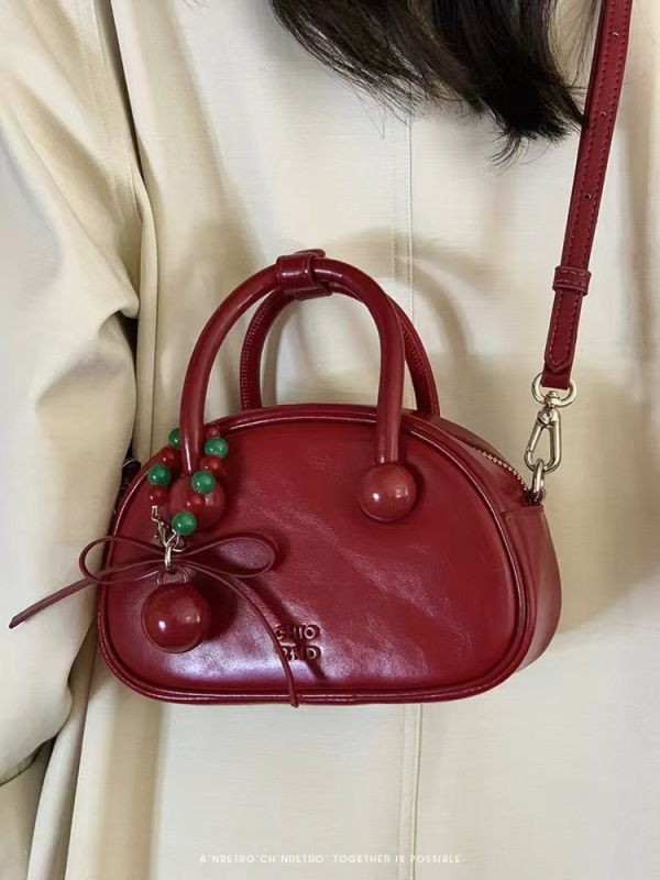 Torba u obliku jastuka, PU materijal, unisex stil, zatvaranje na zip, unutarnja pretinca sa zipom (Materijal: PU; Oblik: jastuk; Stil: unisex; Zatvaranje: zip; Unutarnja pretinca: zip)