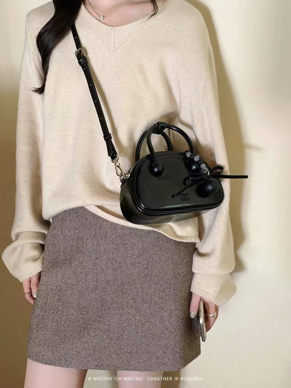 Torba u obliku jastuka, PU materijal, unisex stil, zatvaranje na zip, unutarnja pretinca sa zipom (Materijal: PU; Oblik: jastuk; Stil: unisex; Zatvaranje: zip; Unutarnja pretinca: zip)