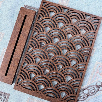 Suport din lemn pentru cercei cu decupaje — organizator de bijuterii pentru birou, stil artistic, primăvara 2024