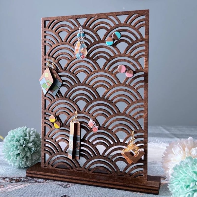 Suport din lemn pentru cercei cu decupaje — organizator de bijuterii pentru birou, stil artistic, primăvara 2024