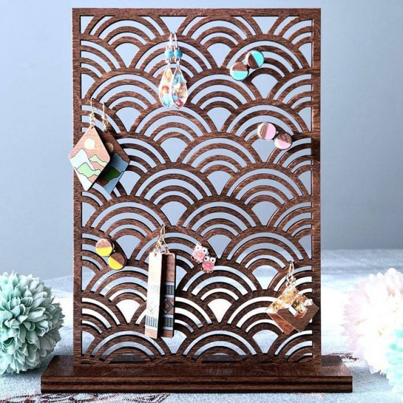 Suport din lemn pentru cercei cu decupaje — organizator de bijuterii pentru birou, stil artistic, primăvara 2024