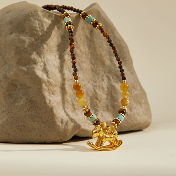 Colier cu piatră ochi de tigru, pandantiv din cupru placat cu aur, șir cu mărgele, design geometric — colecția de toamnă 2025