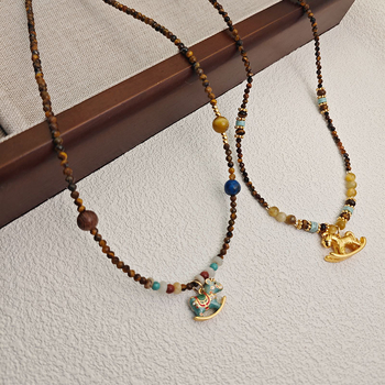 Colier cu piatră ochi de tigru, pandantiv din cupru placat cu aur, șir cu mărgele, design geometric — colecția de toamnă 2025