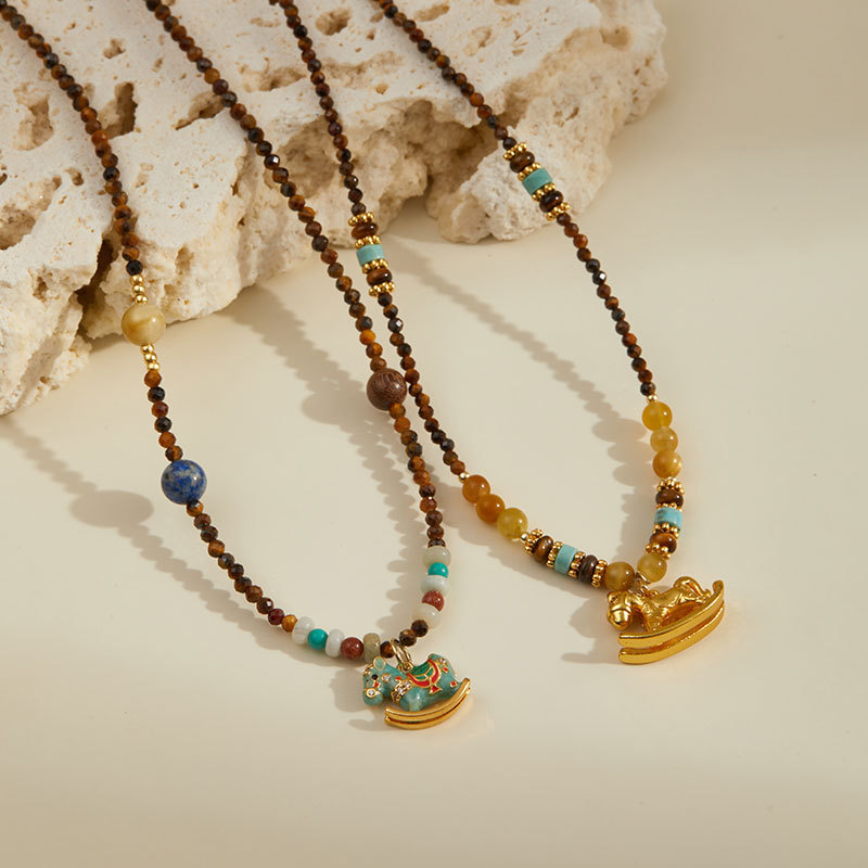 Colier cu piatră ochi de tigru, pandantiv din cupru placat cu aur, șir cu mărgele, design geometric — colecția de toamnă 2025