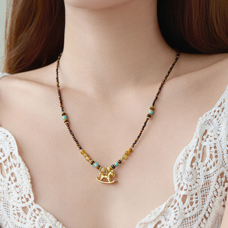 Colier cu piatră ochi de tigru, pandantiv din cupru placat cu aur, șir cu mărgele, design geometric — colecția de toamnă 2025