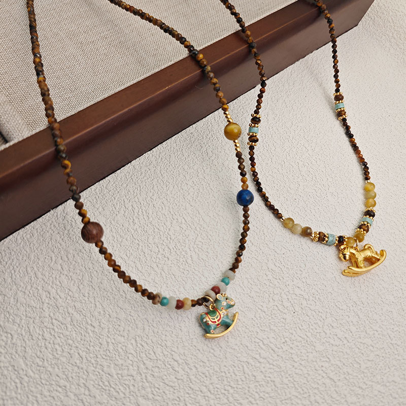 Colier cu piatră ochi de tigru, pandantiv din cupru placat cu aur, șir cu mărgele, design geometric — colecția de toamnă 2025