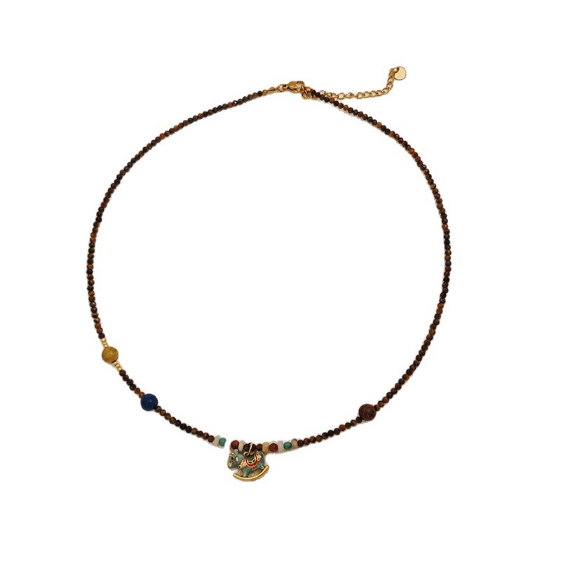 Colier cu piatră ochi de tigru, pandantiv din cupru placat cu aur, șir cu mărgele, design geometric — colecția de toamnă 2025