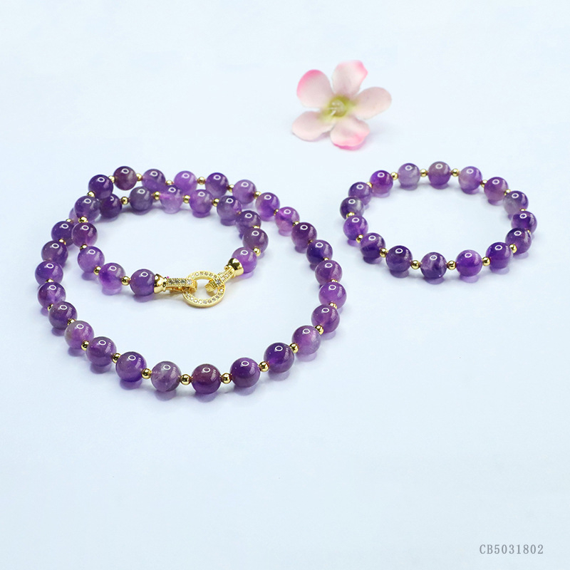 Ametista kaklarota ar zeltā pārklātu vara, elegants stils, 2025. gada pavasara izlaišana