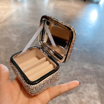 Kutija za nakit za prstene, naušnice i lančiće; moderan minimalistički stil; čvrsta konstrukcija; težina oko 158 g