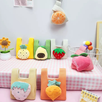 Mini pletena torbica, uspravnog kvadratnog oblika, poliester, otvoreni gornji dio, džep za mobitel