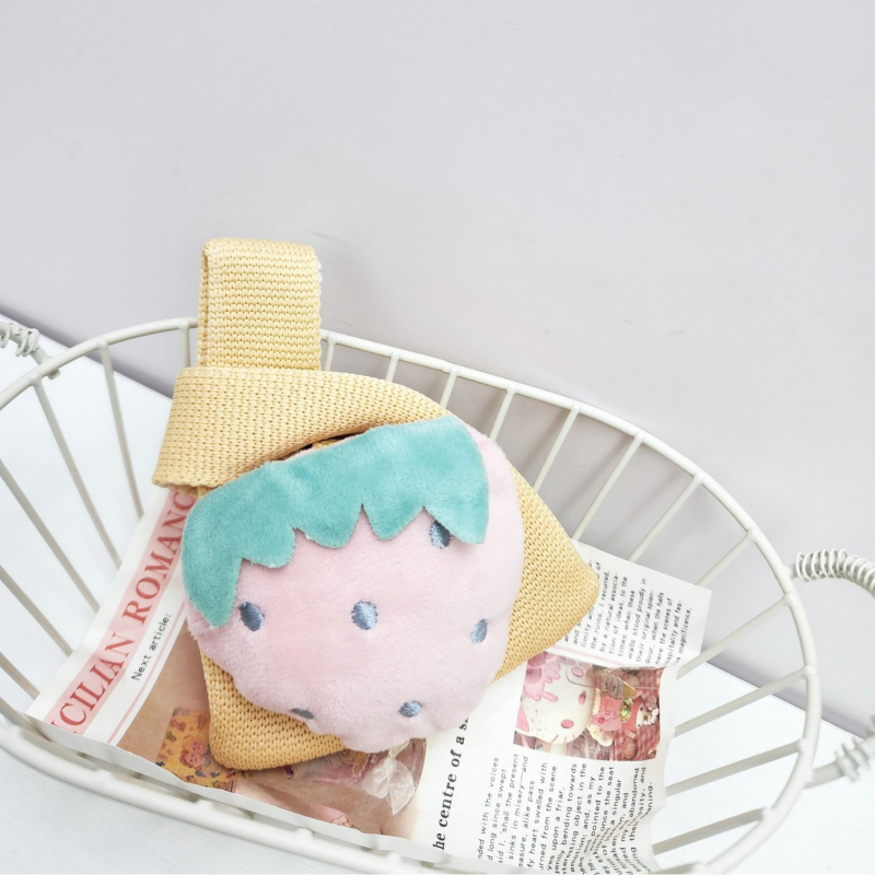 Mini pletena torbica, uspravnog kvadratnog oblika, poliester, otvoreni gornji dio, džep za mobitel