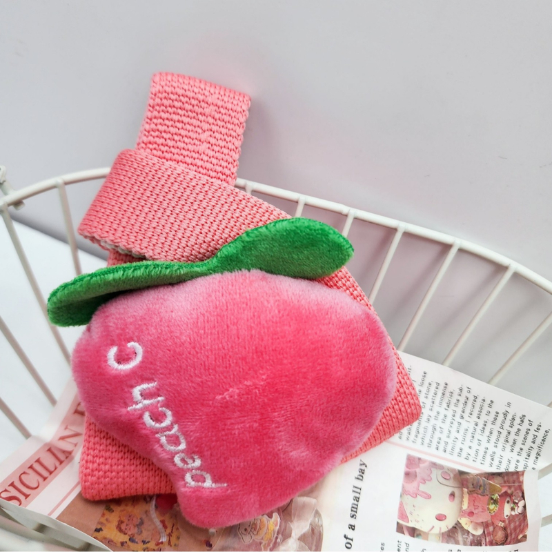 Mini pletena torbica, uspravnog kvadratnog oblika, poliester, otvoreni gornji dio, džep za mobitel