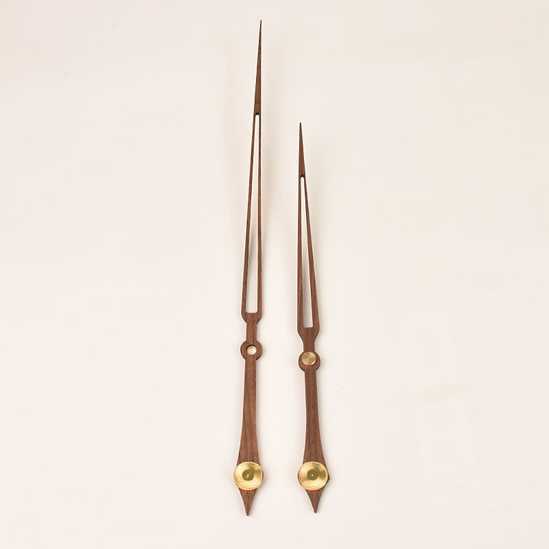 Stenski sat od masivnog drva s velikim kazaljkama, moderan nordijski dizajn, kvarcni mehanizam; Pakiranje: 50 kom.; Tisak logotipa: OK; Uvoz: Ne