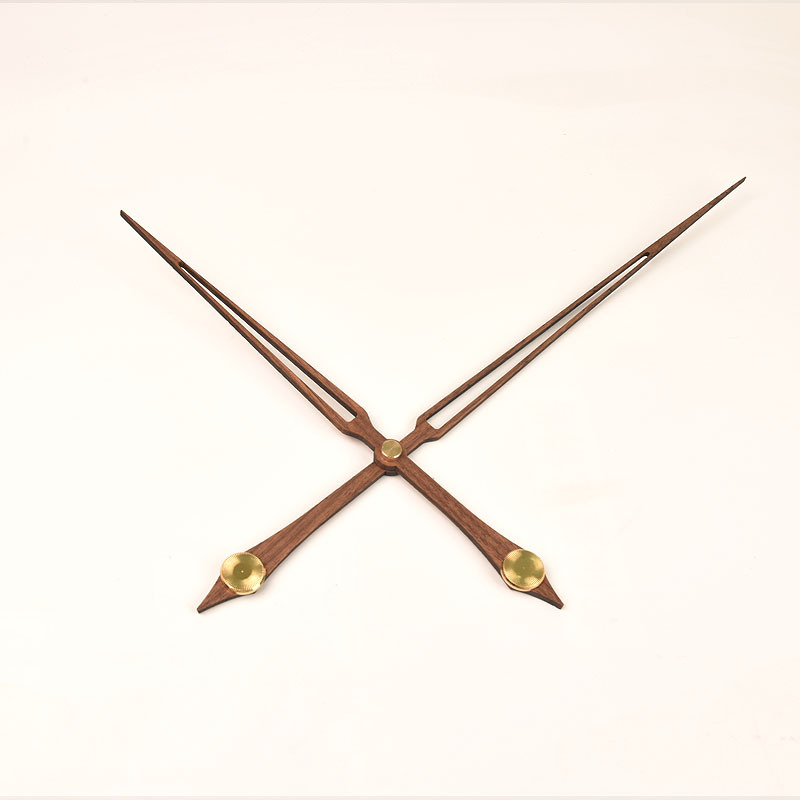 Stenski sat od masivnog drva s velikim kazaljkama, moderan nordijski dizajn, kvarcni mehanizam; Pakiranje: 50 kom.; Tisak logotipa: OK; Uvoz: Ne