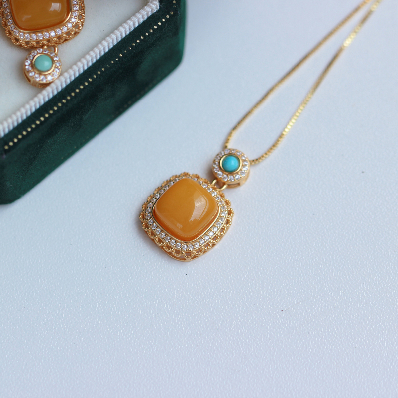 Colier cu pandantiv cub din ceară de albine, argint S925, cu zirconiu încrustat