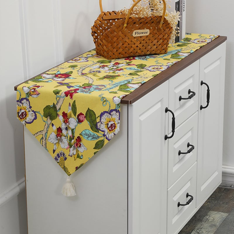 Полиестерова декоративна покривка за маса с модел растения и цветя, съдържаща 80% полиестер, подходяща за дневна, спалня, кабинет, открита зона, заведения, балкон и детска стая.