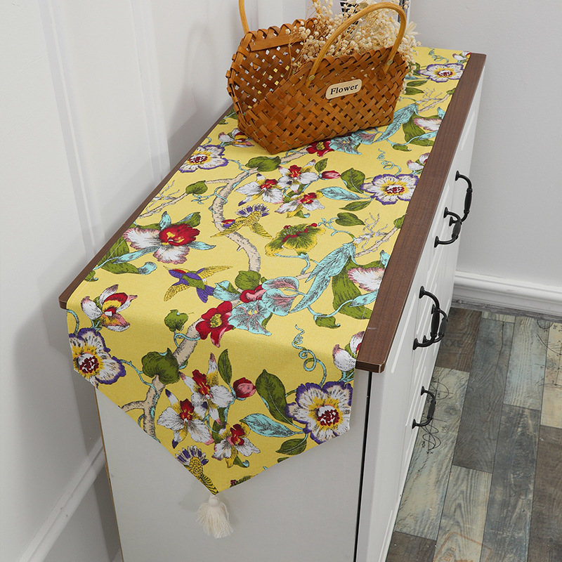 Полиестерова декоративна покривка за маса с модел растения и цветя, съдържаща 80% полиестер, подходяща за дневна, спалня, кабинет, открита зона, заведения, балкон и детска стая.