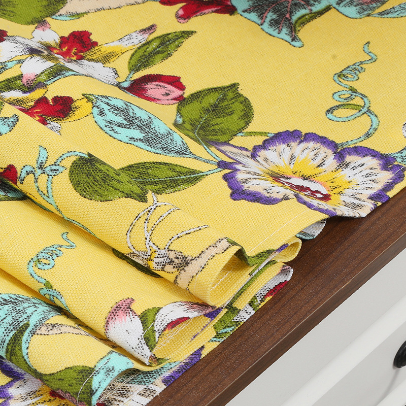Полиестерова декоративна покривка за маса с модел растения и цветя, съдържаща 80% полиестер, подходяща за дневна, спалня, кабинет, открита зона, заведения, балкон и детска стая.
