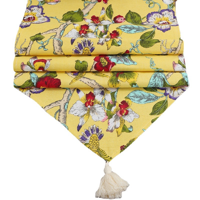 Полиестерова декоративна покривка за маса с модел растения и цветя, съдържаща 80% полиестер, подходяща за дневна, спалня, кабинет, открита зона, заведения, балкон и детска стая.