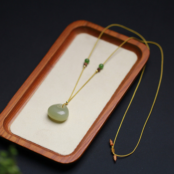 Ogrlica: Prirodni Hetian jade, mali privjesak u obliku školskog ruksaka, unisex, prirodni stil, Dream Zheng Crystal marka
